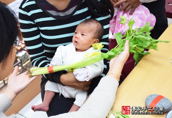 剃胎毛、滿月剃頭、嬰兒剃頭、嬰兒理髮、嬰兒剃髮、嬰兒剃胎毛、嬰兒滿月剃頭、寶寶剃頭、剃胎毛儀式、剃胎毛吉祥話、滿月剃頭儀式、滿月剃頭吉祥話、寶寶剃胎毛、寶寶滿月剃頭理髮、 新竹香山區剃胎毛、新竹香山區滿月剃頭、新竹香山區嬰兒剃頭剃胎毛、新竹香山區嬰兒理髮、新竹香山區嬰兒剃髮、 劉寶寶(新竹香山區嬰兒寶寶滿月剃頭理髮、免費嬰兒剃胎毛儀式吉祥話)。中國風會場，爸媽寶貝免費穿「日中韓」古裝禮服。專業拍照、DVD光碟、證書。★購買「臍帶章、肚臍章、胎毛筆刷印章」贈送：剃頭、收涎、抓周，三選一。2015.12.19 照片10